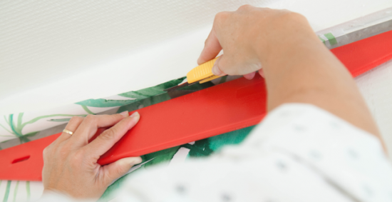 Araser le papier peint à l’aide d’une règle