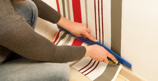 Coupez le lé avec un cutte