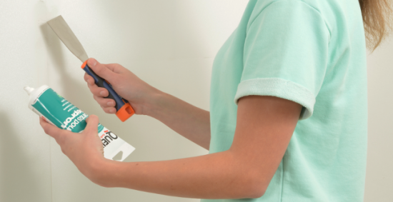 6: Après avoir positionné la deuxième plaque, étaler avec un couteau à enduire le Joints pour Depron 