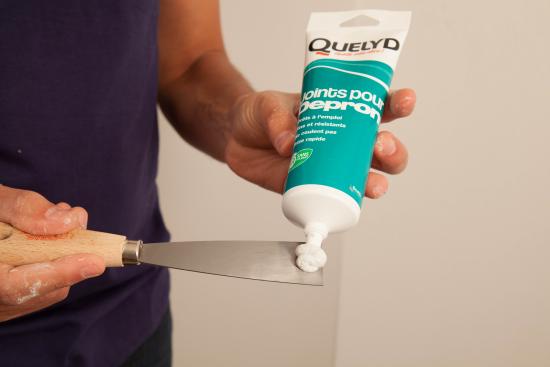 Passez un rouleau en caoutchouc pour éliminer les bulle d'air 